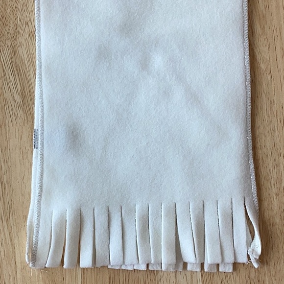 Old Navy Scarf & hat set, new condition. Echo gloves included. - Picture 5 of 5